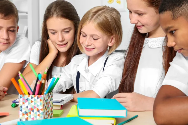 Schoolkinderen Tekening Zittend Aan Tafel Klas — Stockfoto