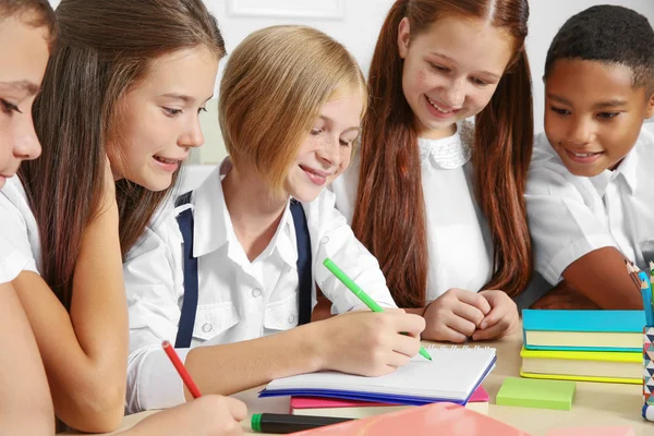 Schoolkinderen Tekening Zittend Aan Tafel Klas — Stockfoto