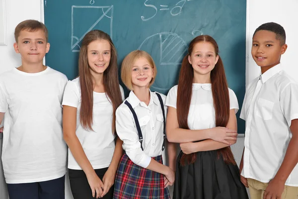 Niños Escuela Pie Aula Cerca Pizarra —  Fotos de Stock