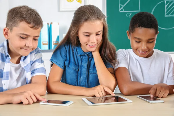 Dzieci Wieku Szkolnym Siedzi Klasie Telefonów Komórkowych Komputerów Typu Tablet — Zdjęcie stockowe