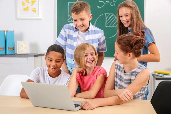 Escolares Com Laptop Sala Aula — Fotografia de Stock