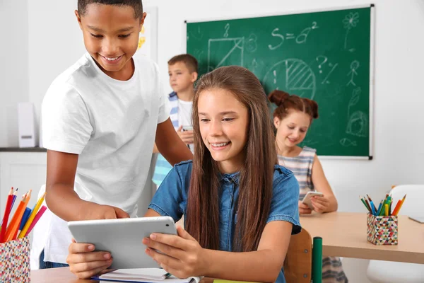 Žáci Tabletovým Počítačem Učebně — Stock fotografie