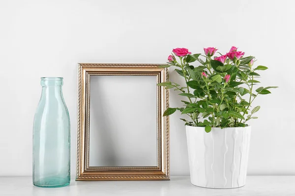 Rosas em vaso e moldura para fotos — Fotografia de Stock