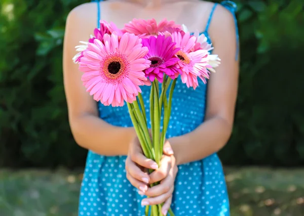 女性の持ち株の花束 — ストック写真