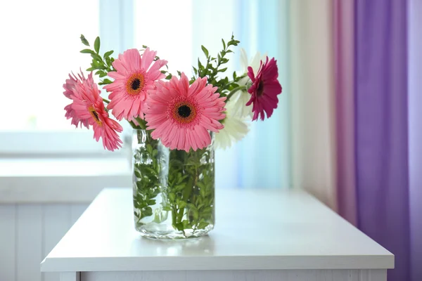 Hermosas flores en jarrón — Foto de Stock