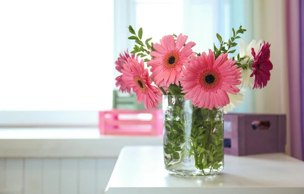 Красивые цветы в вазе — стоковое фото