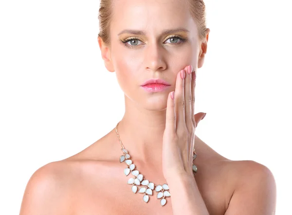 Привлекательная женщина с красивым ожерельем — стоковое фото