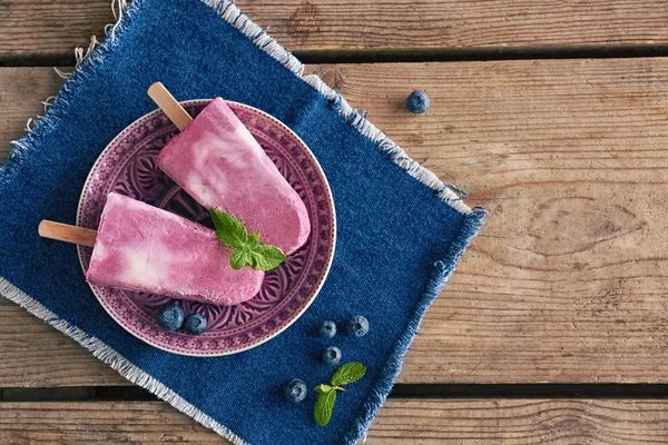 Вкусное фруктовое мороженое — стоковое фото