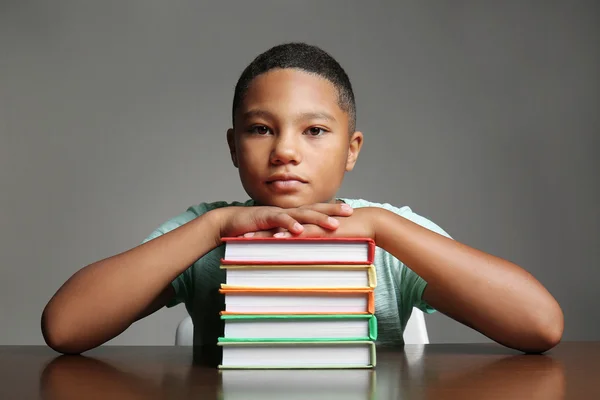Afro-Amerikaanse jongen met boeken Stockfoto
