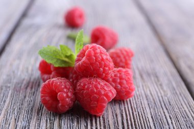 üzerinde tablo yakın çekim Olgun tatlı ahududu