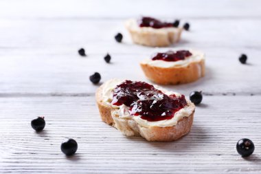 taze ekmek ile ev yapımı tereyağı ve blackcurrant jam ahşap arka plan üzerinde