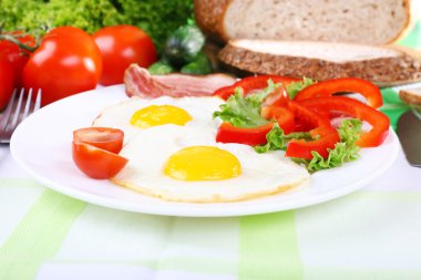 kumaş arka plaka omlet jambon ve sebze ile servis