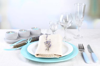 masada açık renkli lavanta çiçekleri ile yemek masası ayarı