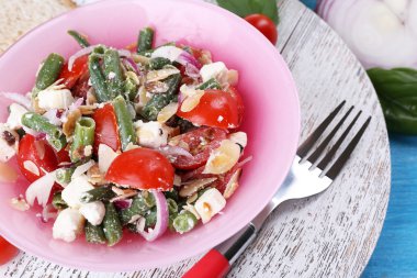 taze kahvaltı sebze salatası masaya servis oluşan