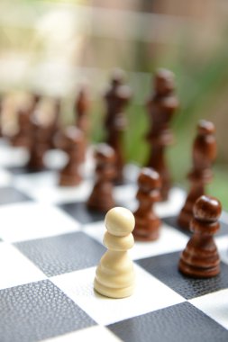 açık renkli satranç taşları ile satranç masası