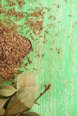 defne yaprağı ve yeşil ahşap zemin üzerinde tohum