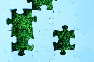 yeşil çim zemin üzerine parça puzzle. yeşil alan kavramı