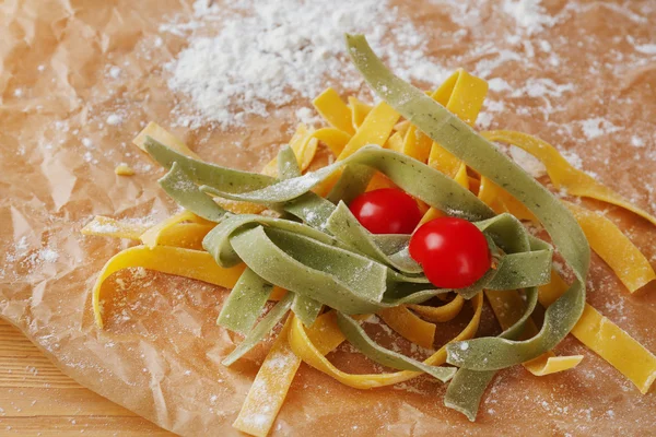 Stilleben med rå hemgjord pasta och ingredienser för pasta — Stockfoto