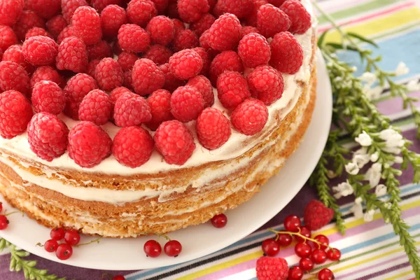 Tasty cake with fresh berries, close up — Stock Photo, Image