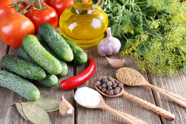 Verduras frescas con hierbas y especias en la mesa, primer plano —  Fotos de Stock