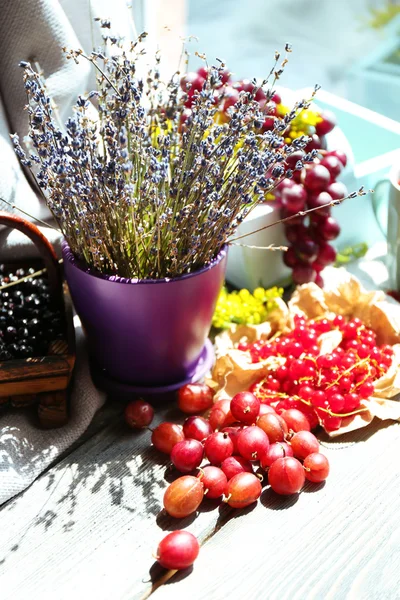 Bodegón con bayas y flores —  Fotos de Stock