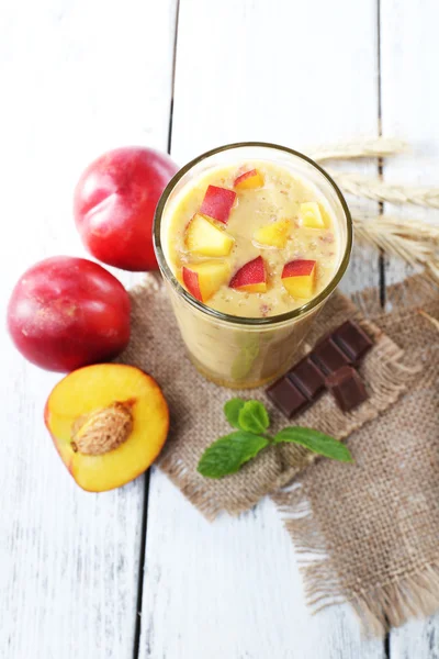 Leckerer Smoothie auf dem Tisch, Nahaufnahme — Stockfoto