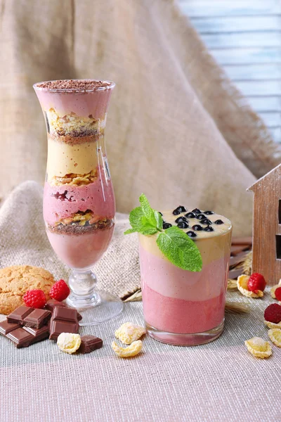 Νόστιμα smoothie στο τραπέζι, γκρο πλαν — Φωτογραφία Αρχείου