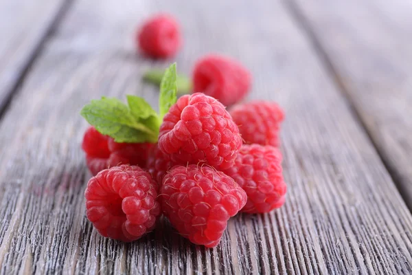 Ripe sweet raspberries on table close-up — Stock Photo, Image