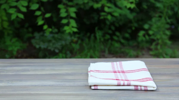식탁보, 야외 나무 테이블 — 스톡 사진