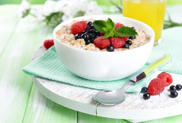 Farina d'avena saporita con bacche sul tavolo primo piano — Foto Stock