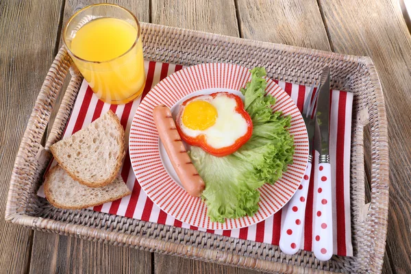 Huevos revueltos con salchichas, lechuga y jugo servidos en bandeja —  Fotos de Stock