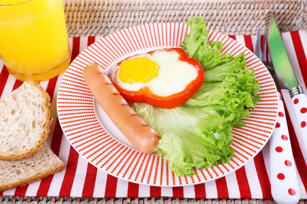Huevos revueltos con salchichas, lechuga y jugo servidos en bandeja —  Fotos de Stock