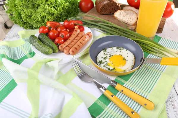 Huevo revuelto con salchichas y verduras servidas en sartén sobre tabla de cortar —  Fotos de Stock