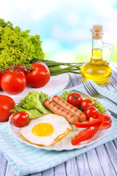 Huevos revueltos con verduras y salsa servida en placa de servilleta — 스톡 사진