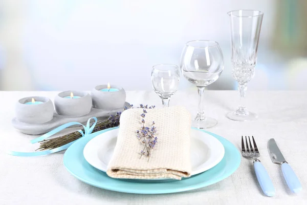 Mesa de comedor con flores de lavanda en la mesa, sobre fondo claro —  Fotos de Stock