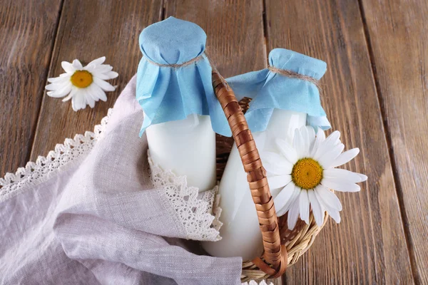 Gustoso spuntino in cesto su fondo in legno indoor — Foto Stock