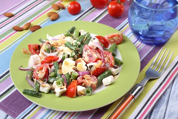 Café da manhã fresco composto por salada de legumes servida na mesa — Fotografia de Stock