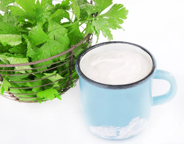 Taza de metal azul con crema y perejil en cesta de metal sobre fondo blanco aislado —  Fotos de Stock