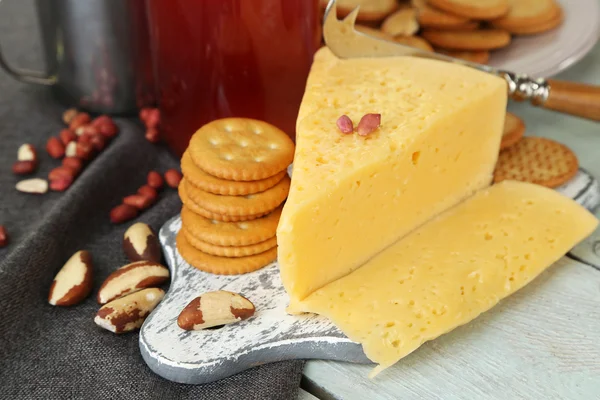 Wein, Käse und Cracker auf Holztisch in Großaufnahme — Stockfoto