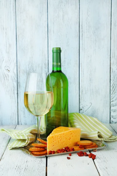Wino, ser i krakersy na drewniany stół szczegół — Zdjęcie stockowe