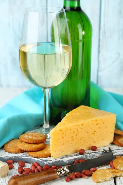 ワイン、チーズ、クラッカーに木製のテーブルのクローズ アップ — ストック写真