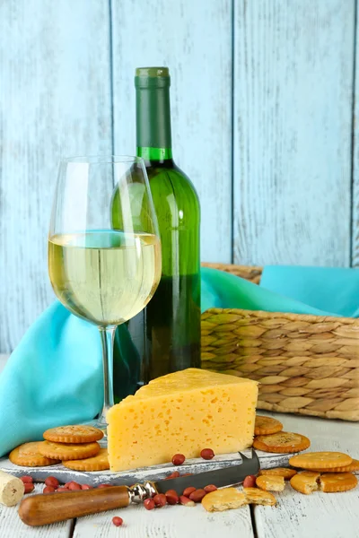 Vino, queso y galletas en la mesa de madera de primer plano — Foto de Stock