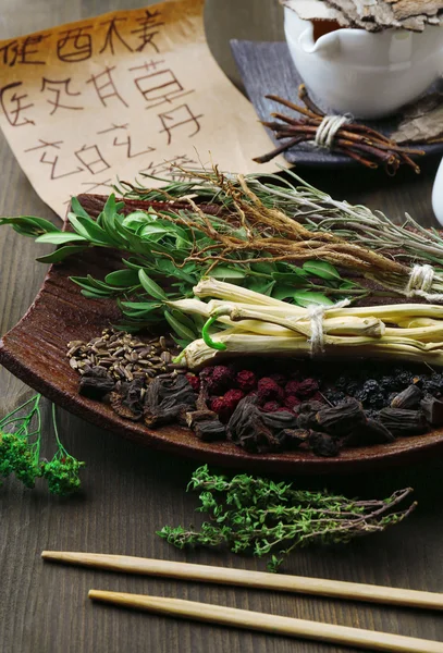 Traditional chinese herbal medicine ingredients with not real hieroglyphs, close-up — Stock Photo, Image