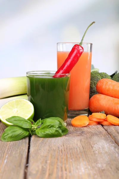 Frischer Gemüsesaft mit Frühlingszwiebeln, Blumenkohl-Karotte und Chili auf Holztisch — Stockfoto