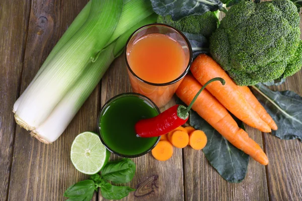 Verse groentesap met lente-ui, wortel bloemkool en kille peper op houten achtergrond — Stockfoto