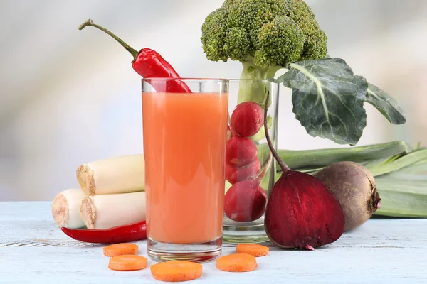 Vaso de jugo de zanahoria fresca con verduras en mesa de madera —  Fotos de Stock