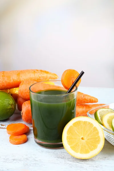 Glas färsk grönsaksjuice med grönsaker på träbord — Stockfoto