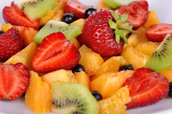Tuoreet hedelmät salaatti lautasella lähikuva — kuvapankkivalokuva