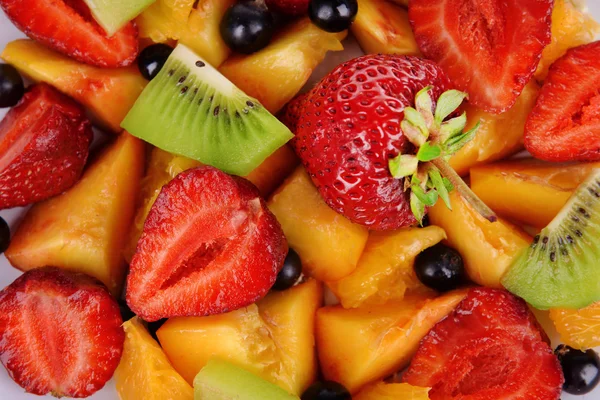 Salada de frutas frescas em prato de perto — Fotografia de Stock