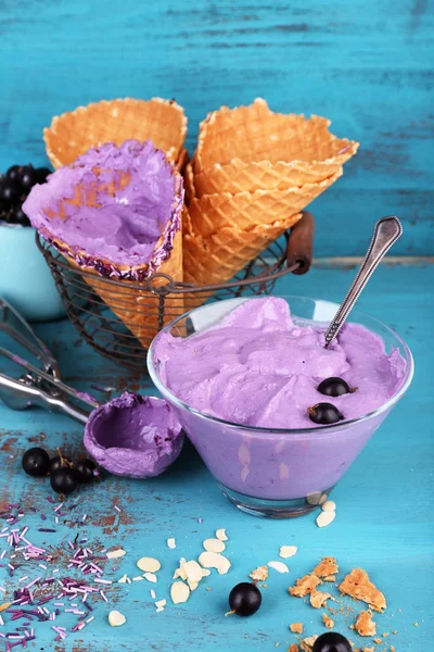 Leckeres Eis mit frischen Beeren auf altem blauen Holztisch — Stockfoto